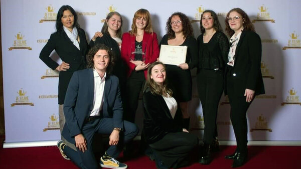 Photo du groupe lors de la remise du trophée à Paris Photo du groupe lors de la remise du trophée à Paris