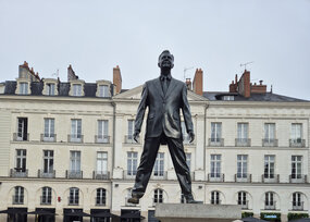 Photo de "L’éloge du pas de côté" - Sculpture de P. Ramette - Nantes | Crédit photo : André Pachod